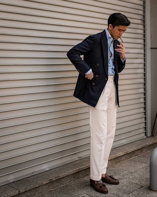 Comment porter un blazer bleu avec des slippers en cuir marron à 30 ans: Associe un blazer bleu avec un pantalon de costume beige pour une silhouette classique et raffinée. Assortis ce look avec une paire de slippers en cuir marron.