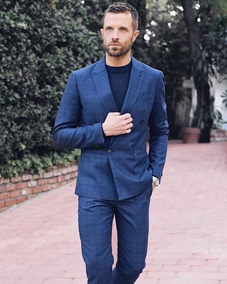 Comment porter un blazer à carreaux bleu marine: Essaie d'associer un blazer à carreaux bleu marine avec un pantalon de costume à carreaux bleu marine pour un look classique et élégant.
