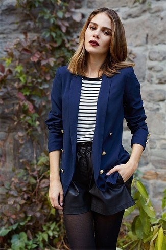 Comment porter un short en cuir noir: Pense à opter pour un blazer croisé bleu marine et un short en cuir noir pour une tenue confortable aussi composée avec goût.