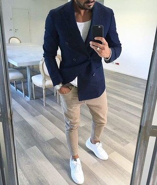 Un jean skinny à porter avec un blazer bleu marine en été: Essaie d'associer un blazer bleu marine avec un jean skinny pour aller au bureau. Une paire de baskets basses en cuir blanches est une option génial pour complèter cette tenue. En un mot, cette tenue d'été est superbe.