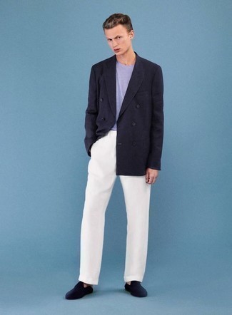 Comment porter un blazer croisé bleu marine: Harmonise un blazer croisé bleu marine avec un pantalon chino blanc pour un look idéal au travail. Rehausse cet ensemble avec une paire de slippers en velours bleu marine.