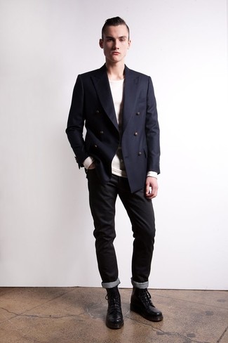 Un jean à porter avec un blazer croisé bleu marine: Harmonise un blazer croisé bleu marine avec un jean pour un look idéal au travail. Si tu veux éviter un look trop formel, opte pour une paire de bottes de loisirs en cuir noires.