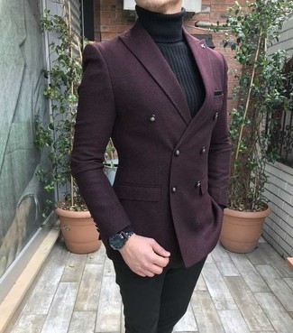 Comment porter un blazer croisé bordeaux pour un style chic decontractés quand il fait chaud: Opte pour un blazer croisé bordeaux avec un pantalon chino noir pour un look idéal au travail.