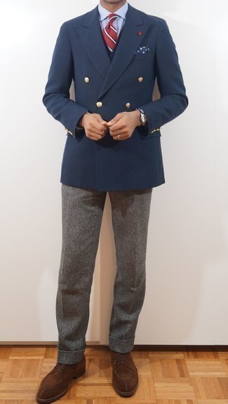 Tenue: Blazer croisé bleu marine, Cardigan bleu marine, Chemise de ville bleu clair, Pantalon de costume en laine gris