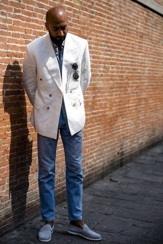 Comment porter un blazer croisé blanc: Opte pour un blazer croisé blanc avec un jean bleu pour un look idéal au travail. Jouez la carte classique pour les chaussures et assortis cette tenue avec une paire de slippers en daim bleu clair.