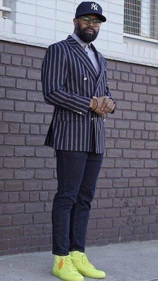 Tenue: Blazer croisé à rayures verticales bleu marine, Chemise à manches courtes grise, Jean bleu marine, Baskets montantes en cuir chartreuses