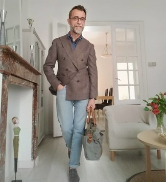 Comment porter un jean turquoise: Choisis un blazer croisé marron foncé et un jean turquoise pour un look idéal au travail. D'une humeur créatrice? Assortis ta tenue avec une paire de mocassins à pampilles en cuir marron foncé.