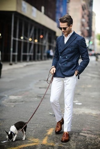 Comment porter un blazer en lin bleu: Pense à marier un blazer en lin bleu avec un pantalon chino blanc si tu recherches un look stylé et soigné. Une paire de mocassins à pampilles en cuir marron est une façon simple d'améliorer ton look.