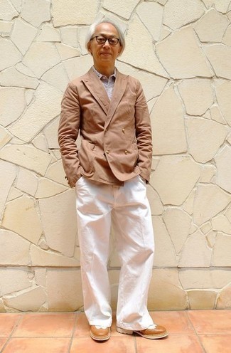 Tenue: Blazer croisé marron clair, Chemise à manches courtes à rayures verticales blanc et bleu marine, Pantalon chino blanc, Chaussures brogues en cuir tabac