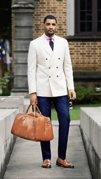 Tenue: Blazer croisé blanc, Chemise à manches courtes rose, Pantalon de costume bleu marine, Slippers en cuir tabac