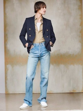 Comment porter un blazer croisé bleu marine: Associe un blazer croisé bleu marine avec un jean bleu clair pour achever un look habillé mais pas trop. Jouez la carte décontractée pour les chaussures et assortis cette tenue avec une paire de baskets basses en toile blanches.