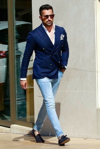 Un jean à porter avec un blazer croisé bleu marine: Opte pour un blazer croisé bleu marine avec un jean si tu recherches un look stylé et soigné. Transforme-toi en bête de mode et fais d'une paire de mocassins à pampilles en daim bleu marine ton choix de souliers.