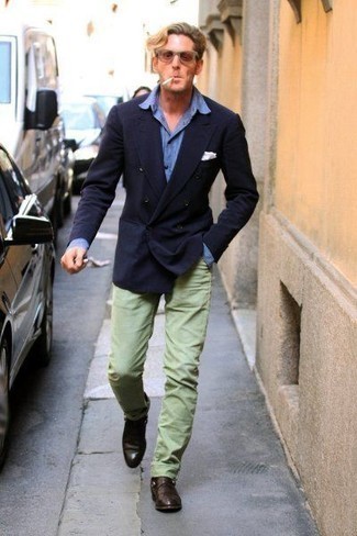 Comment porter un pantalon vert: Harmonise un blazer croisé bleu marine avec un pantalon vert pour créer un look chic et décontracté. Opte pour une paire de slippers en cuir marron foncé pour afficher ton expertise vestimentaire.