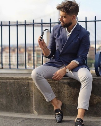 Des slippers à porter avec un pantalon chino gris à 30 ans: Harmonise un blazer croisé bleu marine avec un pantalon chino gris pour prendre un verre après le travail. Fais d'une paire de slippers ton choix de souliers pour afficher ton expertise vestimentaire.