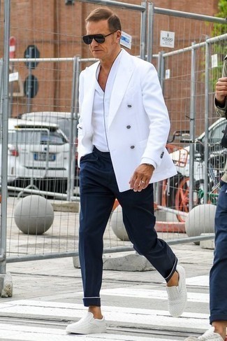 Comment porter un blazer croisé blanc: Associe un blazer croisé blanc avec un pantalon de costume bleu marine pour dégager classe et sophistication. Une paire de baskets à enfiler en cuir tressées blanches apportera un joli contraste avec le reste du look.