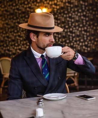 Comment porter un chapeau en laine beige: Choisis un blazer croisé à carreaux noir et un chapeau en laine beige pour une tenue relax mais stylée.