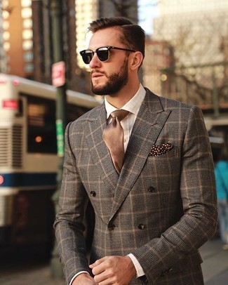 Comment porter une cravate en soie marron: Choisis un blazer croisé à carreaux marron et une cravate en soie marron pour dégager classe et sophistication.
