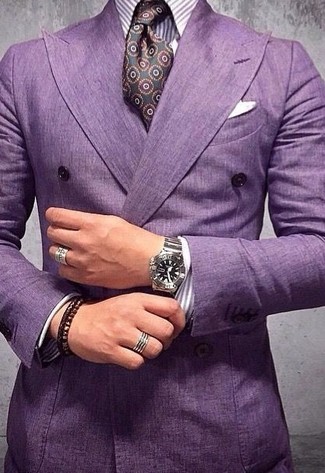 Comment porter une chemise de ville à rayures verticales violet clair: Associe une chemise de ville à rayures verticales violet clair avec un blazer croisé pourpre pour dégager classe et sophistication.