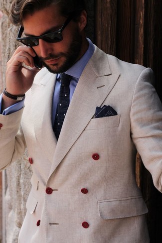 Comment porter une pochette de costume imprimée bleu marine et blanc quand il fait chaud à 30 ans: Essaie d'harmoniser un blazer croisé beige avec une pochette de costume imprimée bleu marine et blanc pour un look de tous les jours facile à porter.
