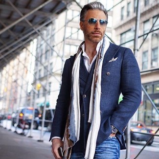 Comment porter un blazer croisé en coton bleu: Associe un blazer croisé en coton bleu avec un jean bleu pour achever un look habillé mais pas trop.