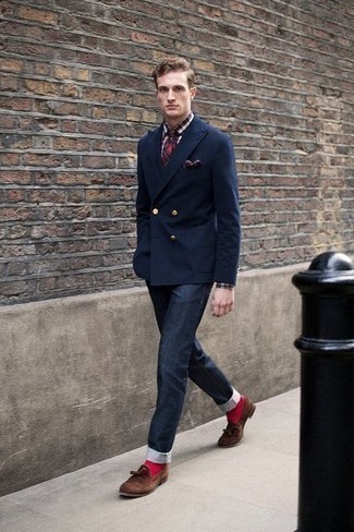 Comment porter une cravate écossaise rouge et bleu marine: Pense à harmoniser un blazer croisé bleu marine avec une cravate écossaise rouge et bleu marine pour un look pointu et élégant. Mélange les styles en portant une paire de mocassins à pampilles en daim marron.