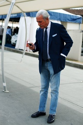 Comment porter un jean avec une chemise de ville pour un style elégantes après 60 ans: Harmonise une chemise de ville avec un jean pour un look idéal au travail. Une paire de slippers en cuir bleu marine ajoutera de l'élégance à un look simple.