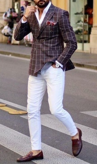 Comment porter un blazer rouge: Pense à marier un blazer rouge avec un jean blanc pour achever un look habillé mais pas trop. Termine ce look avec une paire de slippers en cuir tressés bordeaux pour afficher ton expertise vestimentaire.