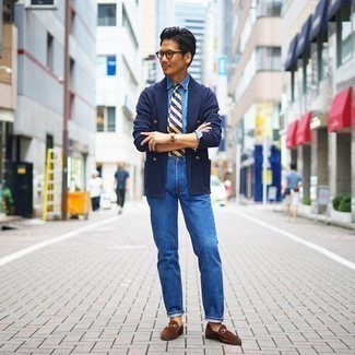 Comment porter des slippers en daim marron: Pense à harmoniser un blazer croisé bleu marine avec un jean bleu pour aller au bureau. Apportez une touche d'élégance à votre tenue avec une paire de slippers en daim marron.