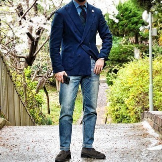 Comment porter un jean bleu marine pour un style elégantes: Essaie d'harmoniser un blazer croisé bleu marine avec un jean bleu marine pour créer un look chic et décontracté. Une paire de mocassins à pampilles en daim marron foncé apportera une esthétique classique à l'ensemble.