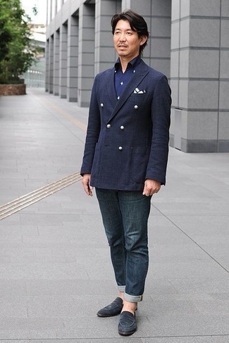Un jean à porter avec un blazer bleu après 40 ans: Pense à harmoniser un blazer bleu avec un jean pour un look idéal au travail. Transforme-toi en bête de mode et fais d'une paire de slippers en daim bleu marine ton choix de souliers.