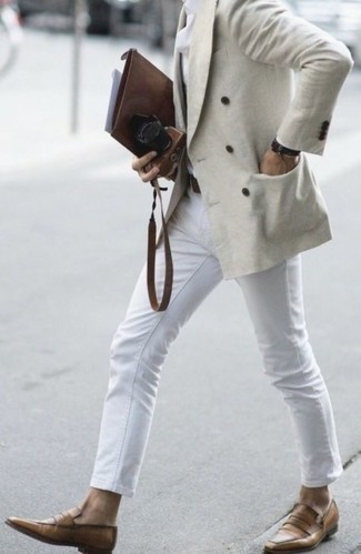 Comment porter des slippers en cuir marron clair: Essaie d'associer un blazer croisé beige avec un jean blanc pour aller au bureau. Une paire de slippers en cuir marron clair est une façon simple d'améliorer ton look.