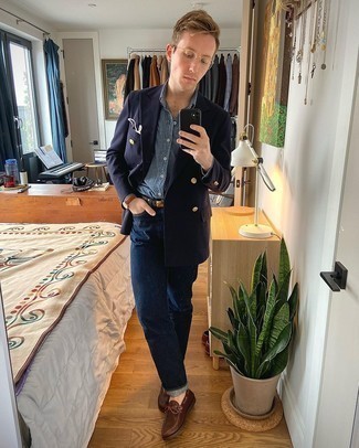 Comment porter un blazer croisé bleu marine: Harmonise un blazer croisé bleu marine avec un jean bleu marine pour aller au bureau. Une paire de slippers en cuir marron foncé est une façon simple d'améliorer ton look.