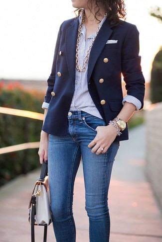 Comment porter un collier doré: Pense à marier un blazer croisé bleu marine avec un collier doré pour une tenue idéale le week-end.