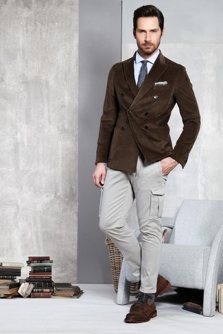 Comment porter une cravate en laine gris foncé: Opte pour un blazer croisé en velours côtelé marron foncé avec une cravate en laine gris foncé pour un look pointu et élégant. Si tu veux éviter un look trop formel, opte pour une paire de bottes de loisirs en cuir marron foncé.