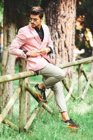 Comment porter un blazer rose: Pense à opter pour un blazer rose et un pantalon chino olive pour prendre un verre après le travail. Si tu veux éviter un look trop formel, termine ce look avec une paire de chaussures de sport noires.