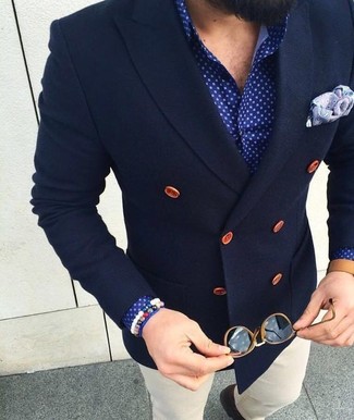 Comment porter une pochette de costume pourpre: Opte pour un blazer croisé en laine bleu marine avec une pochette de costume pourpre pour affronter sans effort les défis que la journée te réserve.