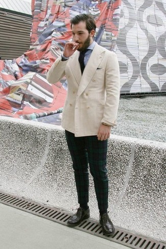 Comment porter un blazer croisé blanc: Pense à associer un blazer croisé blanc avec un pantalon chino écossais bleu marine et vert si tu recherches un look stylé et soigné. Habille ta tenue avec une paire de chaussures brogues en cuir noires.