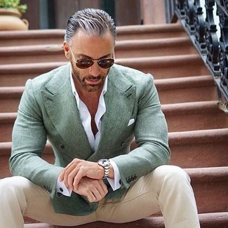 Comment porter un blazer vert pour un style elégantes après 50 ans: Essaie de marier un blazer vert avec un pantalon chino beige pour achever un look habillé mais pas trop.