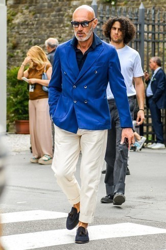 Un pantalon chino à porter avec un blazer croisé bleu pour un style elégantes après 50 ans: Marie un blazer croisé bleu avec un pantalon chino pour aller au bureau. Une paire de mocassins à pampilles en daim bleu marine est une façon simple d'améliorer ton look.