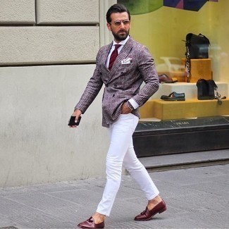 Comment porter un blazer violet clair: Porte un blazer violet clair et un pantalon chino blanc pour achever un look habillé mais pas trop. Une paire de mocassins à pampilles en cuir bordeaux est une façon simple d'améliorer ton look.