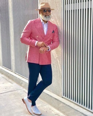 Comment porter un blazer rose: Pense à opter pour un blazer rose et un pantalon chino bleu marine pour créer un look chic et décontracté. Une paire de chaussures derby en cuir blanches est une façon simple d'améliorer ton look.