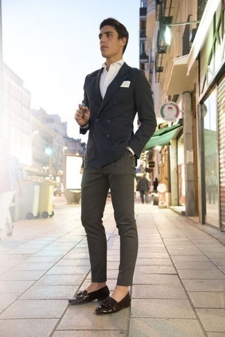 Comment porter un pantalon chino gris avec des slippers en cuir marron foncé quand il fait chaud à 30 ans: Essaie d'harmoniser un blazer croisé gris foncé avec un pantalon chino gris pour créer un look chic et décontracté. Une paire de slippers en cuir marron foncé ajoutera de l'élégance à un look simple.