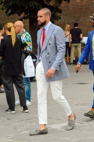 Comment porter un blazer croisé bleu clair: Pense à associer un blazer croisé bleu clair avec un pantalon chino blanc pour un look idéal au travail. Transforme-toi en bête de mode et fais d'une paire de mocassins à pampilles en daim gris ton choix de souliers.