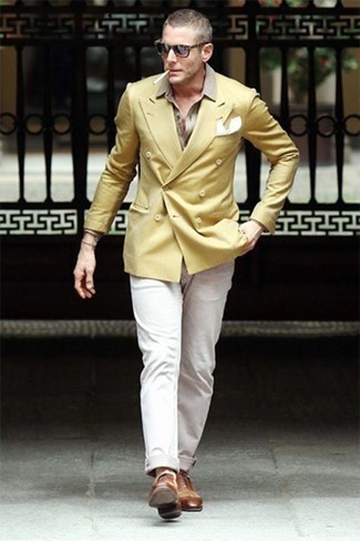 Comment porter une chemise de ville beige: Essaie d'harmoniser une chemise de ville beige avec un pantalon chino blanc pour créer un look chic et décontracté. Apportez une touche d'élégance à votre tenue avec une paire de chaussures richelieu en cuir marron.
