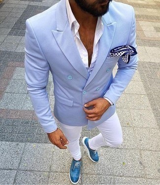Comment porter des chaussures brogues en cuir bleues: Pense à opter pour un blazer croisé bleu clair et un pantalon chino blanc pour prendre un verre après le travail. Une paire de chaussures brogues en cuir bleues est une option avisé pour complèter cette tenue.