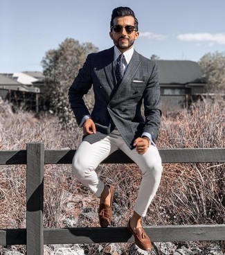 Comment porter un blazer croisé écossais gris foncé: Essaie d'associer un blazer croisé écossais gris foncé avec un pantalon chino blanc pour aller au bureau. Une paire de mocassins à pampilles en cuir marron est une façon simple d'améliorer ton look.