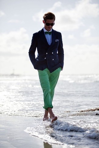 Un blazer à porter avec un pantalon chino vert pour un style elégantes quand il fait chaud: Pense à porter un blazer et un pantalon chino vert pour un look idéal au travail.