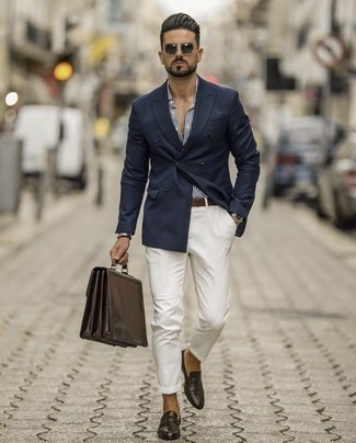 Comment porter une ceinture marron: Associe un blazer croisé bleu marine avec une ceinture marron pour un look de tous les jours facile à porter. Une paire de slippers en cuir marron foncé est une façon simple d'améliorer ton look.