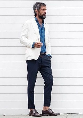 Tenue: Blazer croisé blanc, Chemise de ville imprimée bleue, Pantalon chino bleu marine, Chaussures derby en cuir marron foncé