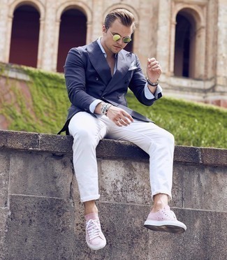 Comment porter des baskets basses en daim roses: Pense à harmoniser un blazer croisé bleu marine avec un pantalon chino blanc pour aller au bureau. Une paire de baskets basses en daim roses apporte une touche de décontraction à l'ensemble.